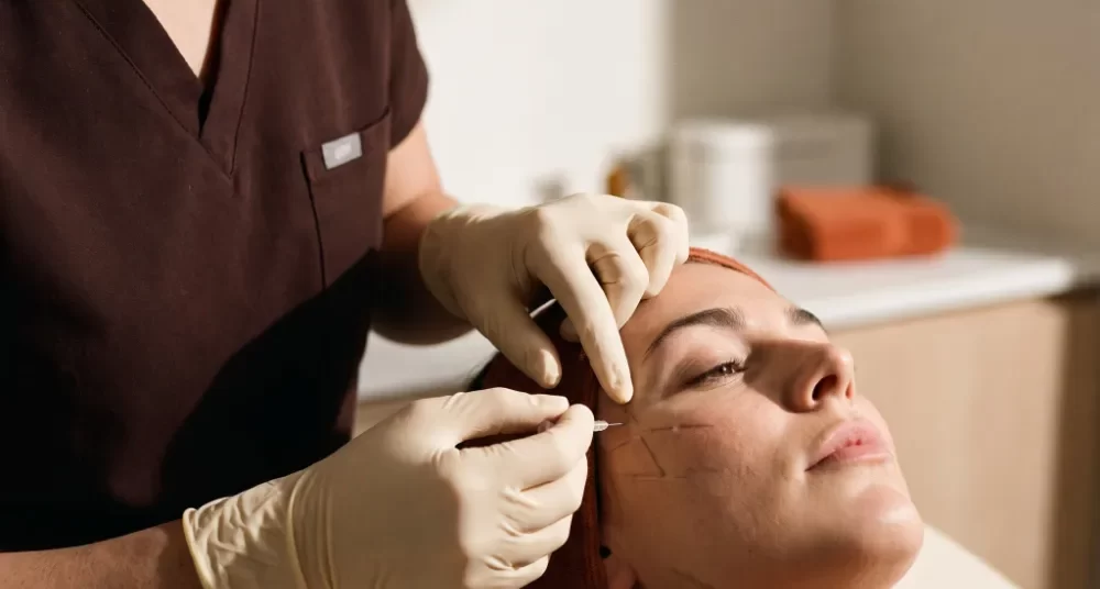 Imagem ilustrativa: Profissional aplica injetável facial com pontos de marcação