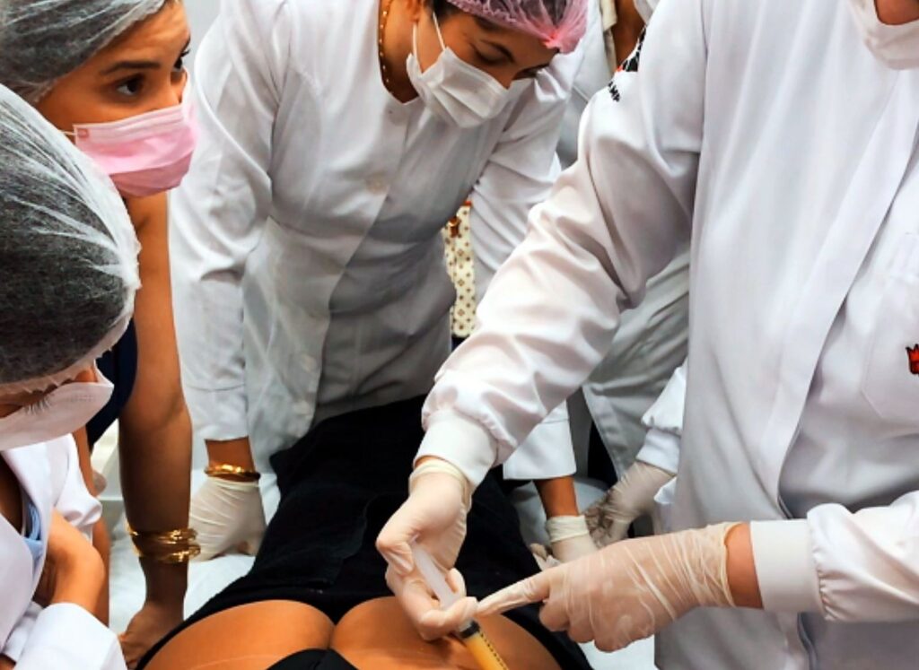 Turma acompanha procedimento corporal em paciente real na pós em Estética Avançada