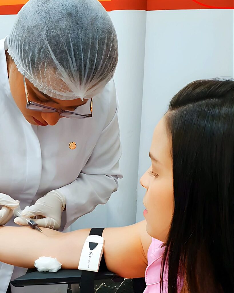 Punção venosa com garrote e seringa na pós em Hematologia Clínica e Banco de Sangue